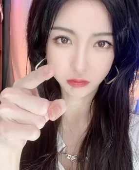 和平乖巧小美女