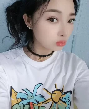 可以亲咪咪的小姐姐