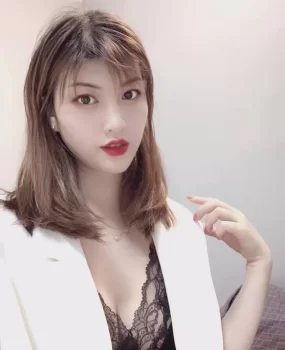 冷白皮甜美少妇