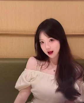 比网图还好看,手机里走出来的美女