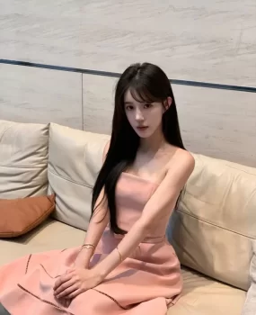 一个很嫩的小姐姐