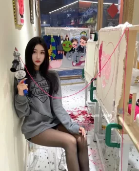 在五菱宏光卖汽车一个业绩不好的黑丝小姐姐