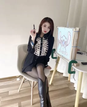 画室的一个黑丝小姐姐水嫩会喷潮懂男人心