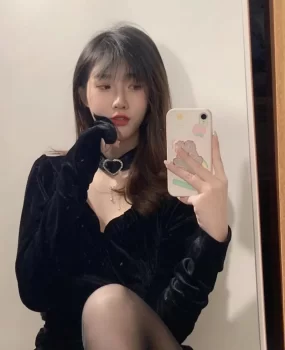 在市区的一次酒吧聚会上认识的黑丝女神几天拿下了