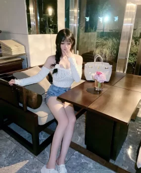 01年小清纯又可爱，粉嫩鲍鱼玩得开，敏感体质水多亦高潮