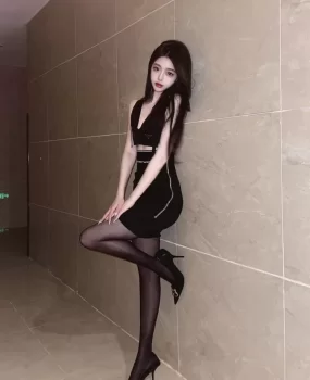 单身公寓搭讪认识一位没工作的极品黑丝给造爽了