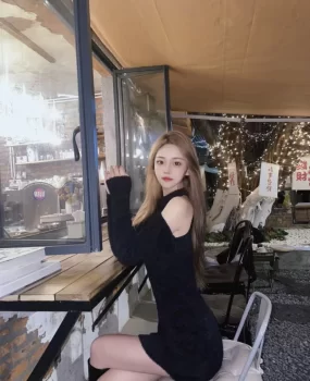 做医美销售的漂亮高颜值翘臀小蛮腰喷水妹