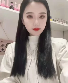 美甲店的00后小姐姐