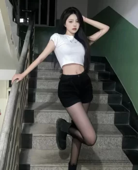 在公司宿舍偶遇极品前台颜值担当黑丝小姐姐