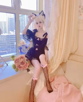 漂亮小萝莉经常玩各种制服像公主娃娃甜甜的