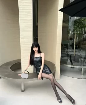 性感黑丝美腿繁星直播一小主播人气不够兼职来凑