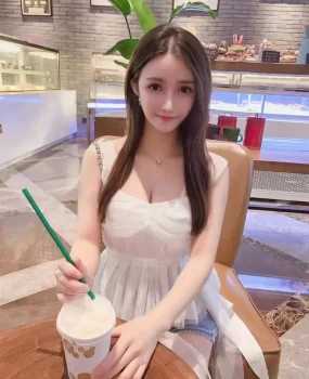 天河丰满大波翘臀美妞