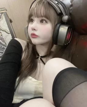 00后正妹网咖前台服务员小姐姐没零花钱了