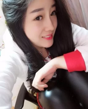 气质甜美的御姐【上门服务】，细腰大长腿，穿上了性感的肉色丝袜，有点小性感哟