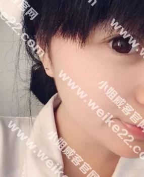 天津市河西区友谊路附近花格子白衬衫