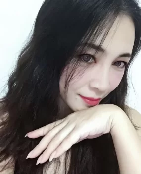 分享一个颜值与身材并存的美女