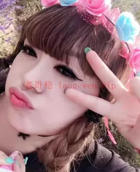 网红脸娇小东北美女