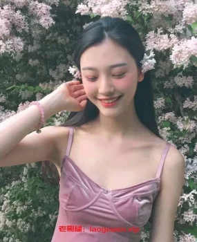 蜜桃美女，身材一级棒，什么姿势都会。