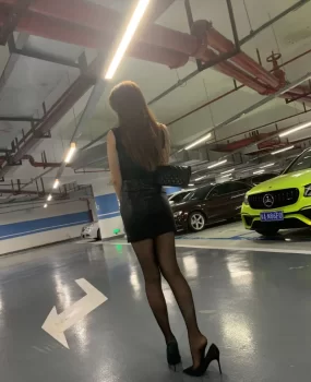 温柔可人，屁股特别大 弹簧一样，而且还是黑丝