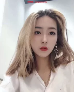 找到个刚下海不就的空姐,非常敏感,很快高潮