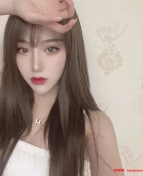 波涛汹涌，长的五官秀气，身材妖艳，169高，有点小怡人。