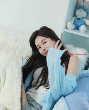 广州刚来的妹妹，奶子好大。被老板SM调教。制服诱惑。干的两腿发软。水直流