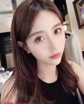 白嫩咪咪，粉嫩小穴