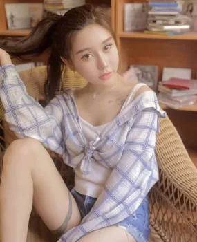 深圳狂干职业白领，气质佳漂亮，水多润滑，草B爽。