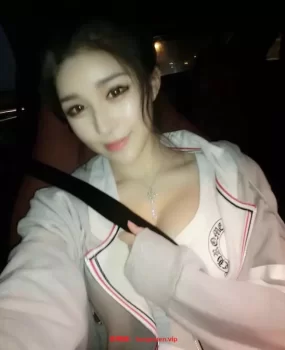 妹子听话奶子肥美细腿夹的紧j