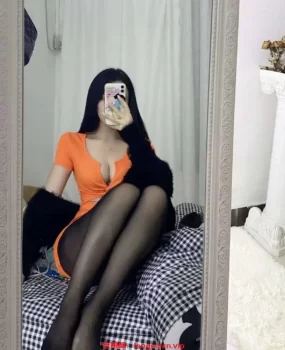 兼职学生妹，风骚玉女衣衫通透肉体丰满