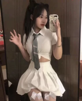 可爱学妹假期兼职制服诱惑粉嫩紧窄